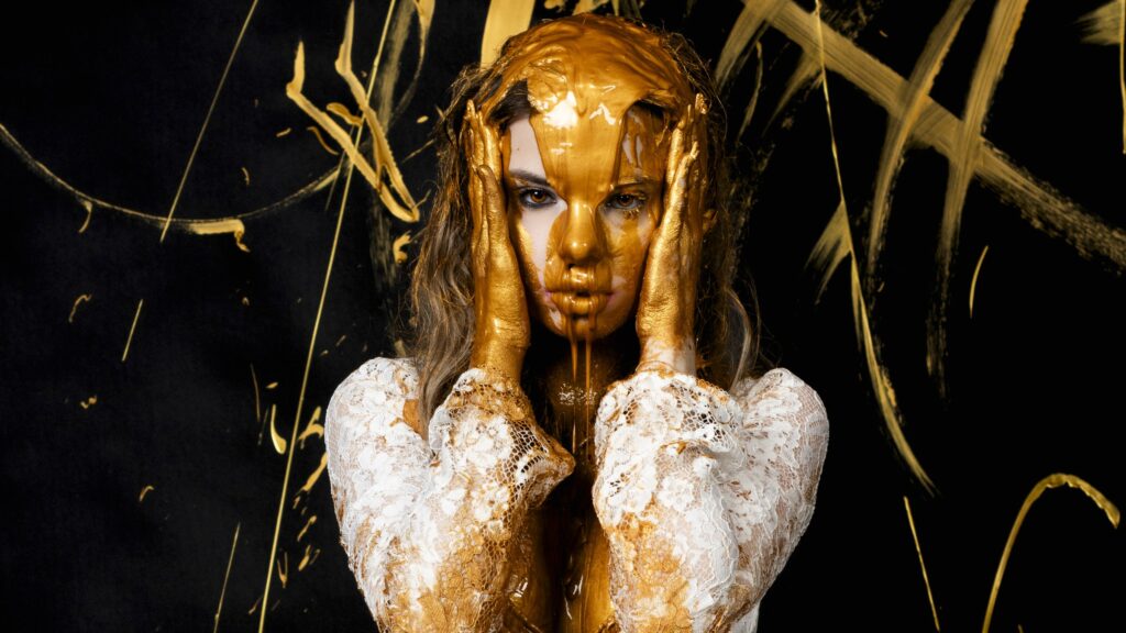 Farbshooting Goldfarbe Portrait – Frau mit Goldsplash über Kopf, weisses Spitzenkleid, Studio Hitzkirch Luzern – Snapshot.style