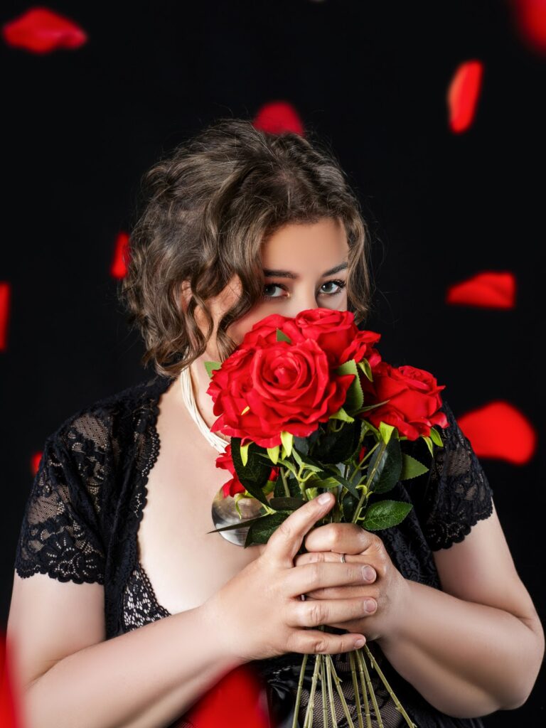 Boudoir-Portrait mit roten Rosen und schwarzer Spitze, sinnlich-elegant – Studio Hitzkirch Luzerner Seetal